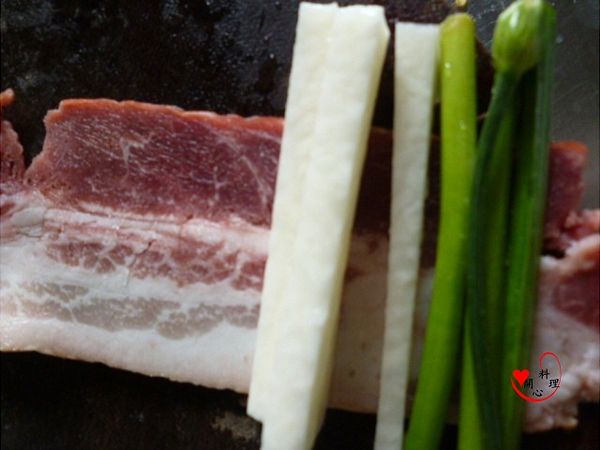 培根切半包入1(如果用一片培根,會比較鹹哦)