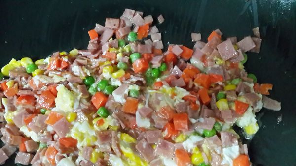 將火腿片切末備用,
起油鍋將火腿末放下炒香,起鍋備用
蛋放入鍋中炒香再依序將炒過的火腿末及三色蔬菜加入一起炒