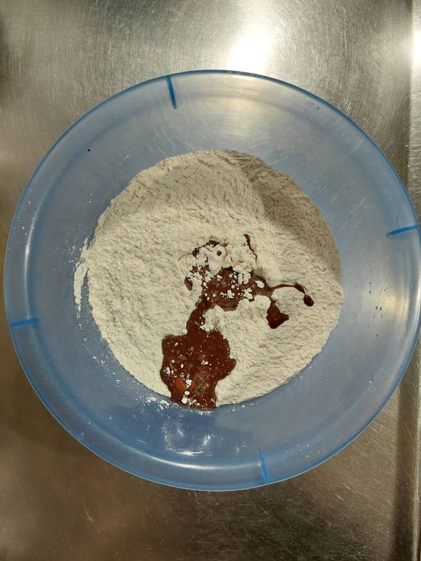 麵粉、酵母粉、泡打粉調勻，分次倒入可可糊