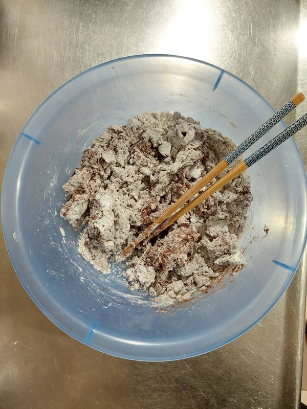 把麵粉打成絮狀