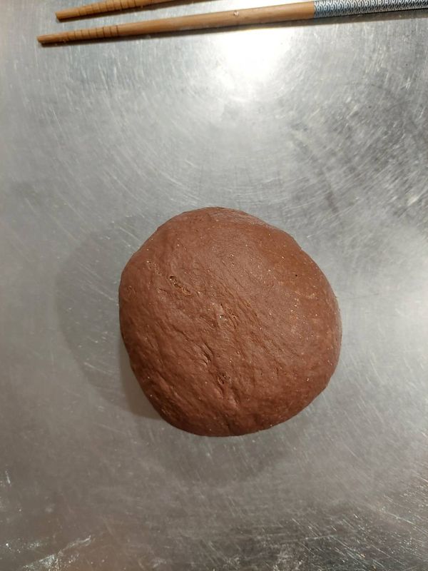 上手搓揉成團，再加入室溫軟化的奶油，繼續搓揉至完全吸收