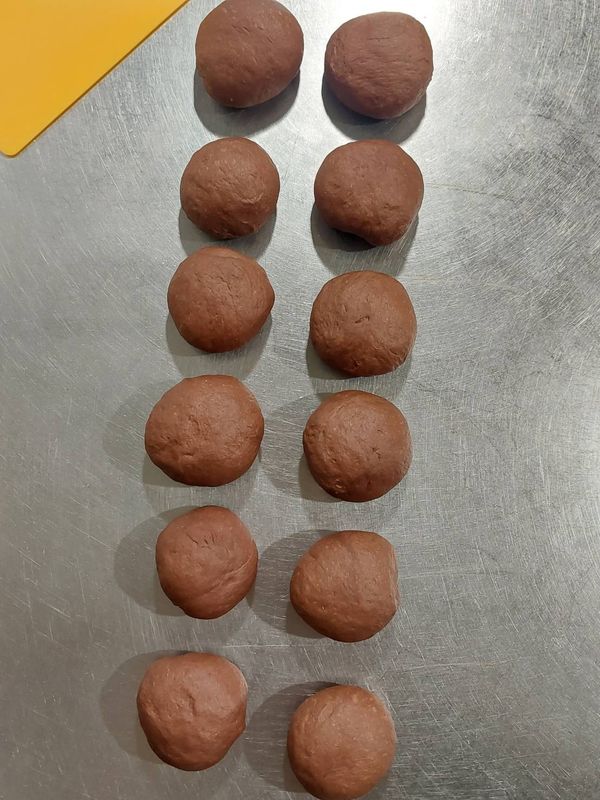 麵劑團成圓形，最後再整成雞蛋型