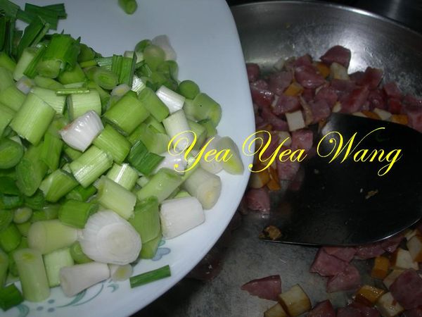 放入青蒜.水及[調味料]拌炒均勻即可