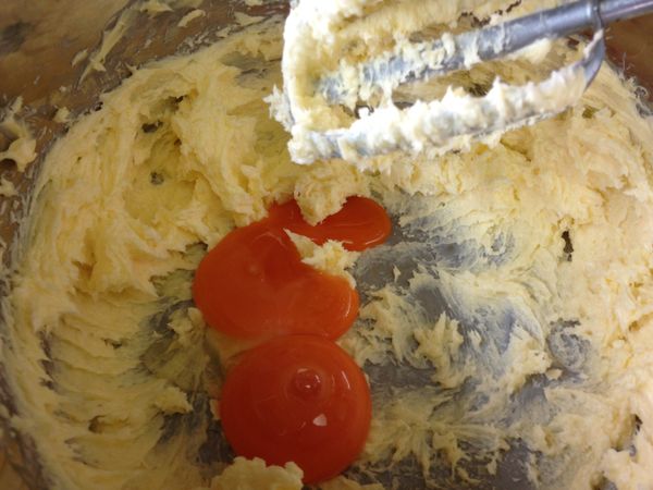 再放入蛋黃繼續打勻。