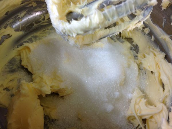 用電動攪拌器先將奶油打到滑順之後，再加入砂糖一起攪打均勻。