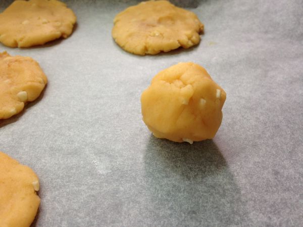 再將麵糰包起收口朝下輕壓成略帶厚度的圓形餅乾狀。