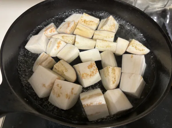 滾水把茄子紫色面放進去2分鐘