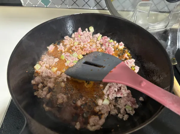 爆香絞肉和醬汁
