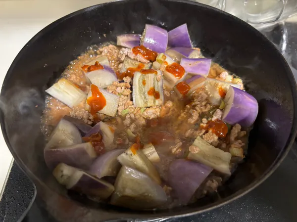 最後淋上豆瓣醬攪拌