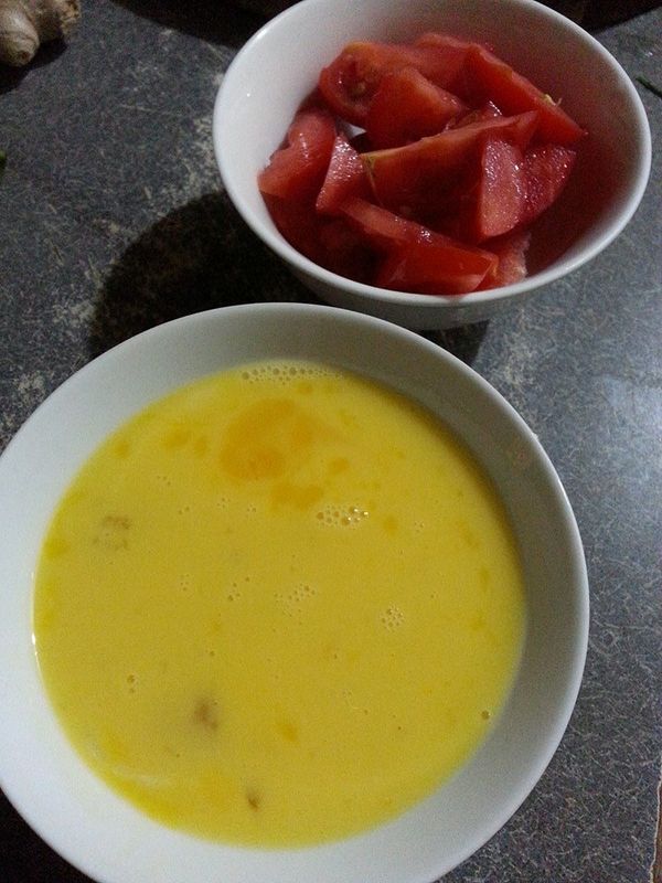 番茄切塊 蛋打散  蝦仁去腸泥 蒜頭拍碎