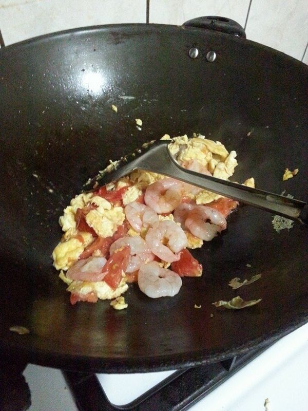 加入番茄 蝦仁拌炒