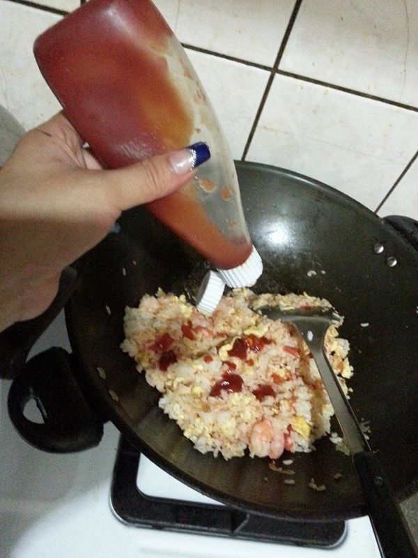 最後放白飯  加入番茄醬 黑胡椒 鹽 味素   即可完成