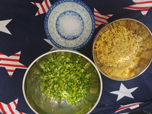 蔥，薑切末，這次是 1：1，比例可以依自己口味調整，喜歡蔥可以2：1