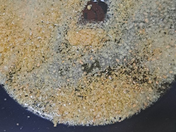 開文火，薑末下鍋，油要多蓋過薑末，先炒一下，再下鹽巴，等鹽巴溶化後下蔥末