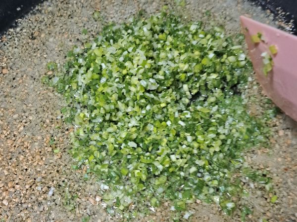 下蔥末後熄火，用餘溫把蔥末拌勻，試味道，必須比平常調味還要鹹一點
