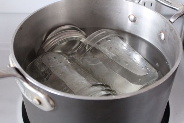 將一大鍋水燒開，並確定裡面有足夠的水蓋過罐子。將罐子與罐蓋放進燒開的水中煮10分鐘。