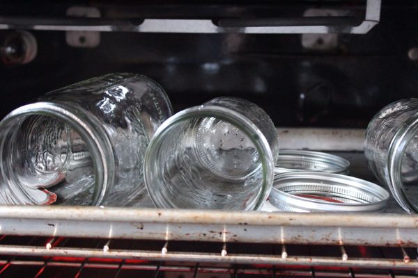 將放有罐子及罐蓋的烤盤放入烤箱中放置約10分鐘。