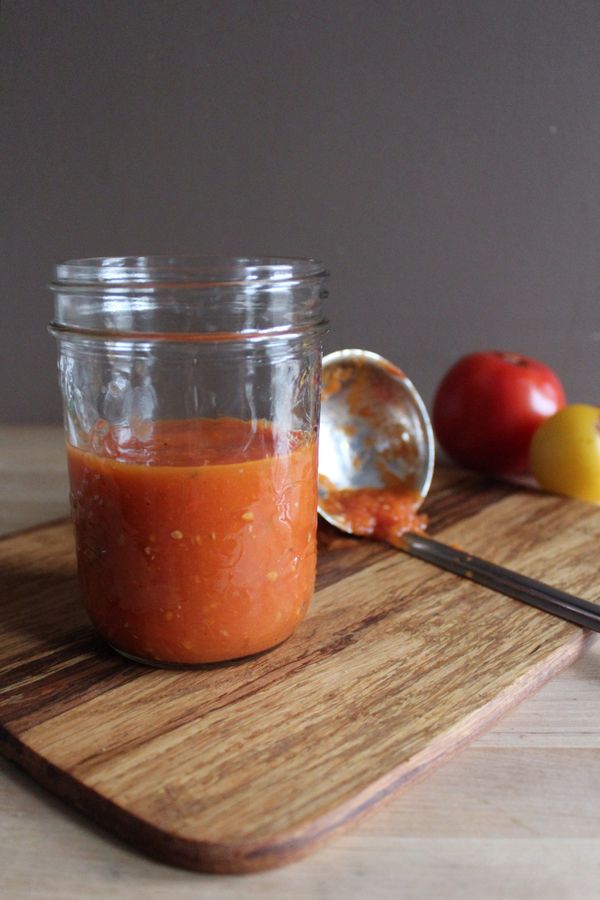 所有罐子與罐蓋都乾了後，將它們從烤箱中取出。拿出來之後儘快倒入要放入的醬。