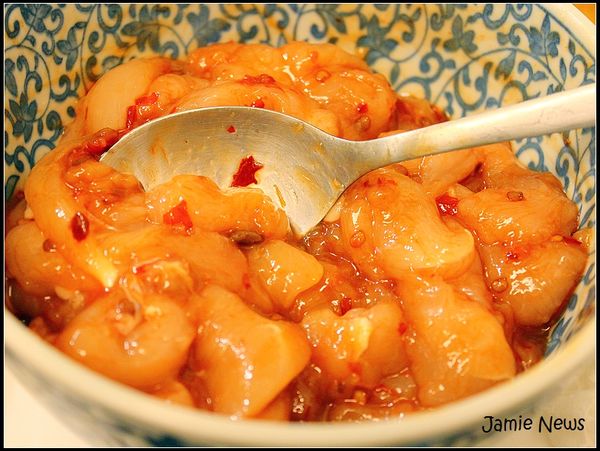 1. 雞肉切成粗條，加小半碗水用筷子或手快速攪打搓揉，使其吸入雞肉中。然後依序加入除太白粉外的其餘【醃雞肉料】拌勻放入冰箱10分鐘。雞肉下鍋前再加入太白粉拌勻。