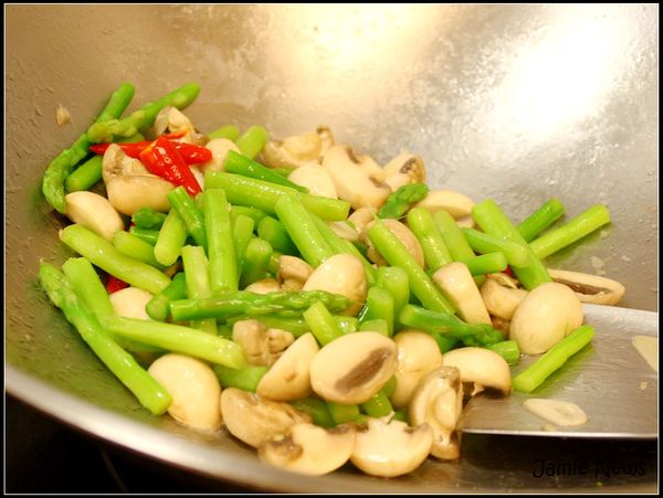 蘆筍切5公分條，蘑菇切半或厚片，蒜頭切片備用。熱鍋加2大匙油，爆香蒜片和辣椒後加入蘆筍和蘑菇炒熟盛出。