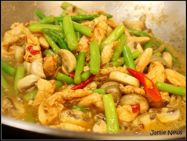 鍋免洗開火放入3大匙冷油，直接將雞肉倒入拌炒至熟，加入3繼續拌炒數下，關小火加調味料，再拌炒數下即可。