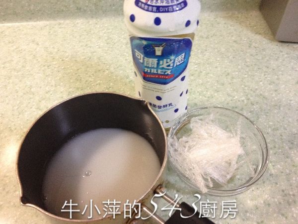 洋菜泡軟後加入可爾必思一起煮沸，放涼後冰冰箱備用。