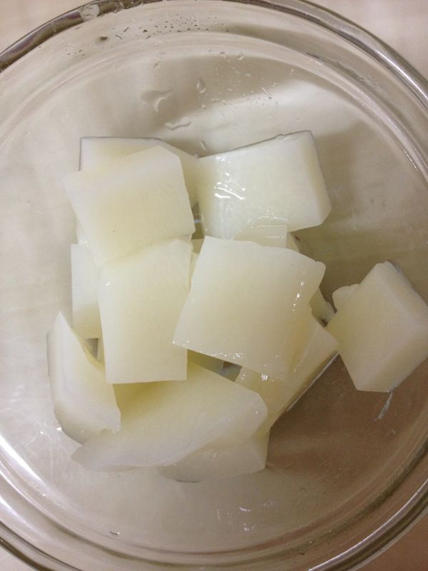 紅豆事先泡水3小時後，內鍋加4杯水，外鍋2杯水蒸煮至電鍋開關跳起，趁熱加入三溫糖（也可選擇喜好的糖，選日本三溫糖，是它較不甜膩）。在煮紅豆過程中，將可爾必思凍切小塊。