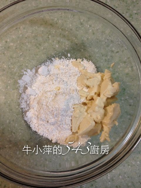 嫩豆腐捏碎加入糥米粉揉勻成糰。