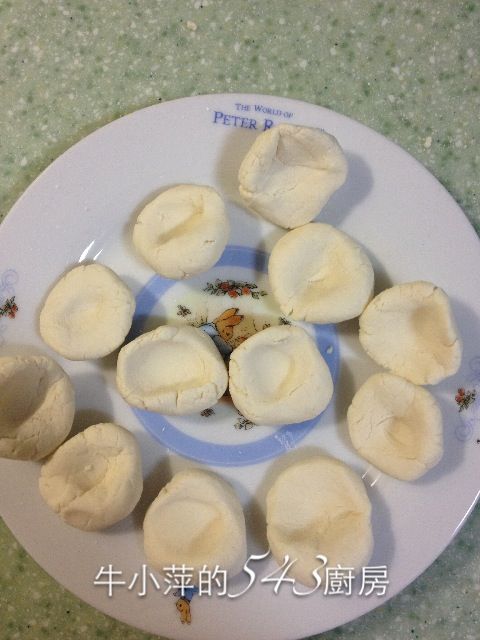 將湯圓分成12個小圓，中間再捏出一個小凹洞備用。