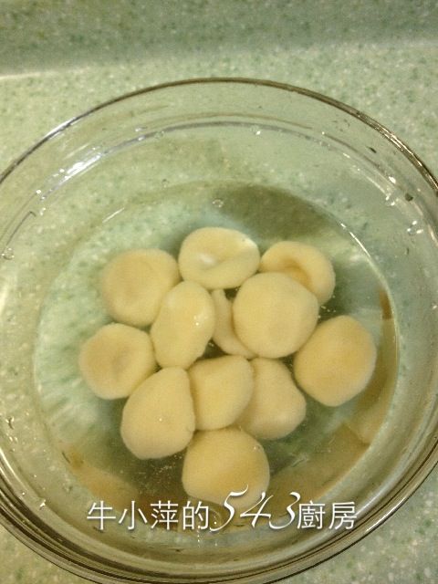煮一鍋水，將湯圓放入煮至浮起，即可放入冷開水中泡，可以增加Q彈的口感唷。