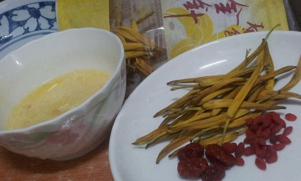 備料~雞蛋先打散 金針花.枸杞.紅棗洗浄
【原色金針─台東縣農會出品】(1)本產品未添加任何二氧化硫，只需清洗乾淨，不需浸泡，即可煮食。 (2)起鍋前五分鐘再加入，不宜久煮，以保持金針原有的脆度。 (3)本品因為經殺青處理，煮後湯色微黑，係因金針花蕊色素溶出，為正常現象，敬請安心食用