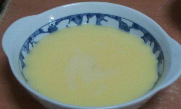 倒入碗中約7分滿 預留80cc的蛋液備用
金針花.枸杞.紅棗擺在蛋液裡(金針花.枸杞也是預留一部分)
放入電鍋 外鍋加一杯水 去蒸(鍋蓋留一小隙縫)