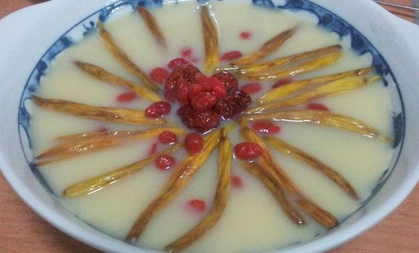 電鍋開關彈起時 再加一次金針花.枸杞及預留的蛋液 在外鍋放半杯水 再蒸