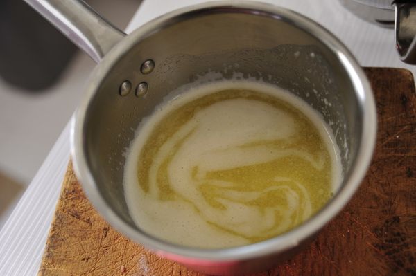 無鹽奶油以中火完全融化稍放涼備用(無需焦化)