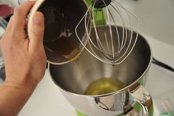 蛋白混入蜂蜜打發起微起泡，再倒入所有糖粉打發至濕性發泡