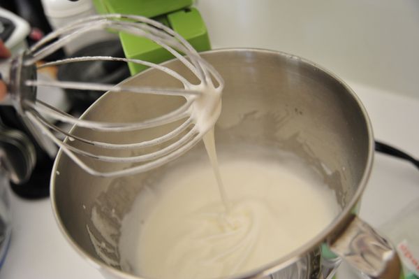 蛋白混入蜂蜜打發起微起泡，再倒入所有糖粉打發至濕性發泡