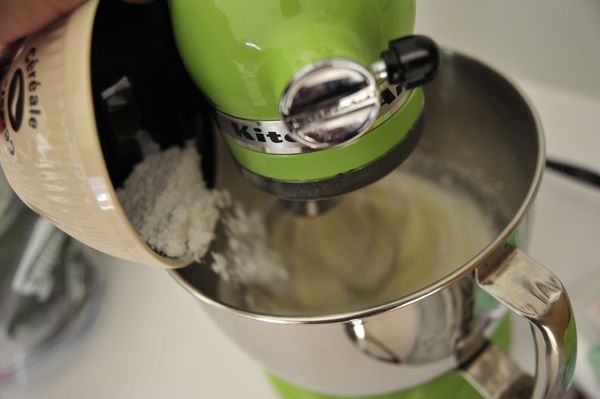 蛋白混入蜂蜜打發起微起泡，再倒入所有糖粉打發至濕性發泡