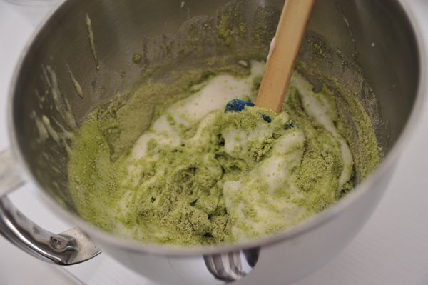 將混勻的抹茶麵粉過篩加入蛋白霜中，以刮刀攪拌至無粉狀態