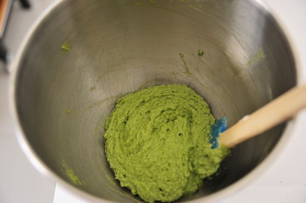 將混勻的抹茶麵粉過篩加入蛋白霜中，以刮刀攪拌至無粉狀態