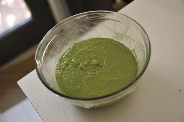 完成的麵糊覆蓋上保鮮膜，靜置於冬天室溫或夏天冷藏狀態約１小時至３小時間再使用。