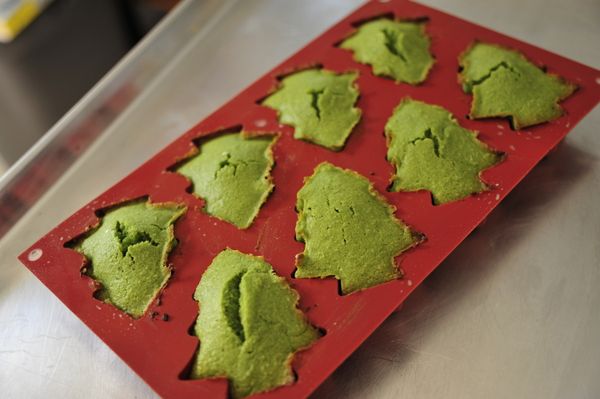 使用矽膠模的好處是脫模容易，放涼約10分鐘後蛋糕體會略縮反倒扣就可以輕鬆脫模。