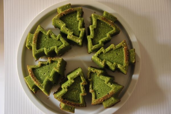 這道甜點其實也是為了幫朋友公司籌畫的Xmas Party菜單之一，與不萊嗯最初規劃的菜單也已更新過數回，今天一早重新檢視先前菜單時忽然想到，遠從台灣高雄飄洋過海來的耶誕樹烤模經抵達，所以決定抽換其中一道甜點，換上這應景的聖誕樹造型「芙利安法式抹茶蛋糕」。