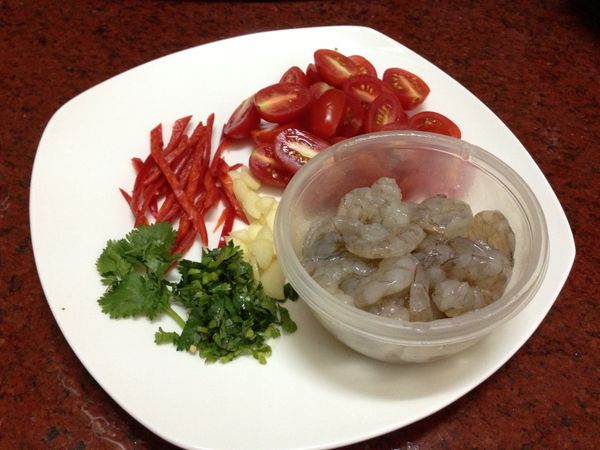 小番茄洗幹淨，對半切開，辣椒去籽切細絲，大蒜切薄片。

鮮蝦：蝦頭扒下來備用；蝦殼和蝦線去掉扔掉；