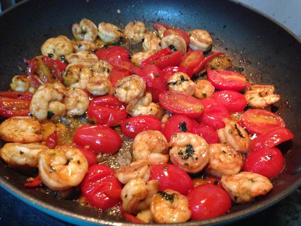 蝦炒至變色後放入小番茄，用鹽和黑胡椒調味，炒1～2分鍾直到番茄變軟；