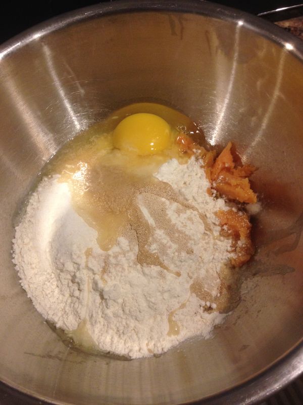 將所有材料(除了奶油)放入鋼盆中搓揉成為一個光滑不黏手的麵糰(液體的部份邊揉邊慢慢分次加)