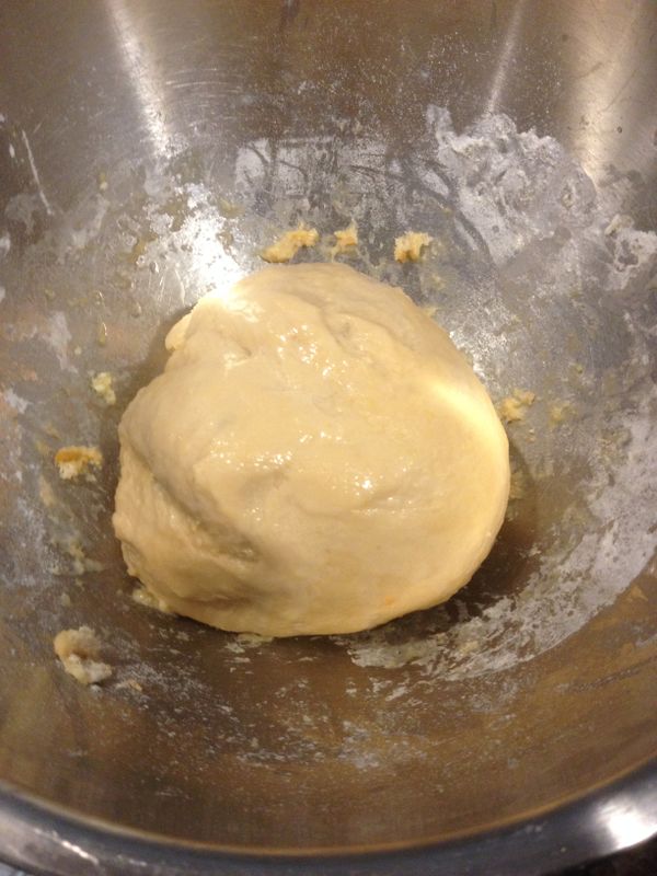 加入奶油繼續搓揉甩打約250下成為撐的起薄膜的麵團