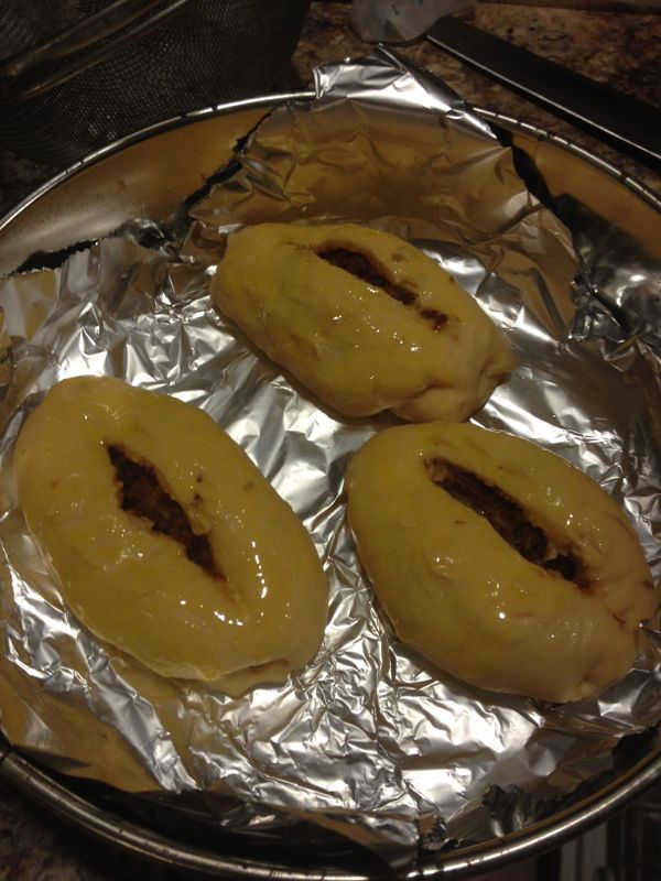 進烤箱前在發好的麵團上用利刀劃出1道深口，在麵糰上刷上一層全蛋液