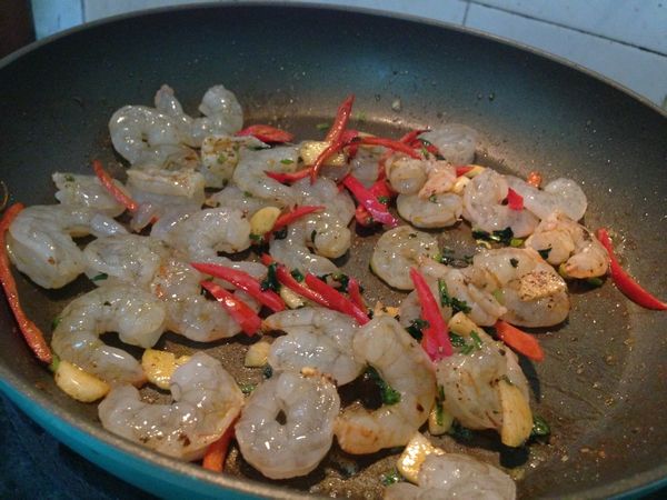 把蝦肉放進去翻炒，