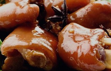 A.豬腳外皮去毛刷洗乾淨，汆燙去血水，取出清洗
B.豬油熱鍋後將蒜頭、蔥、辣椒入鍋炒到金黃
C.將豬腳放入滷鍋中，依序加入剛炒過的材料
D.黑豚大骨高湯加入滷鍋中，再放入醬油、冰糖
E.蓋上鍋蓋,小火燉煮約1.5小時至豬腳軟爛即可