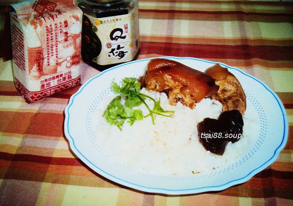 滷豬腳完成，白米飯煮好，裝盤上桌